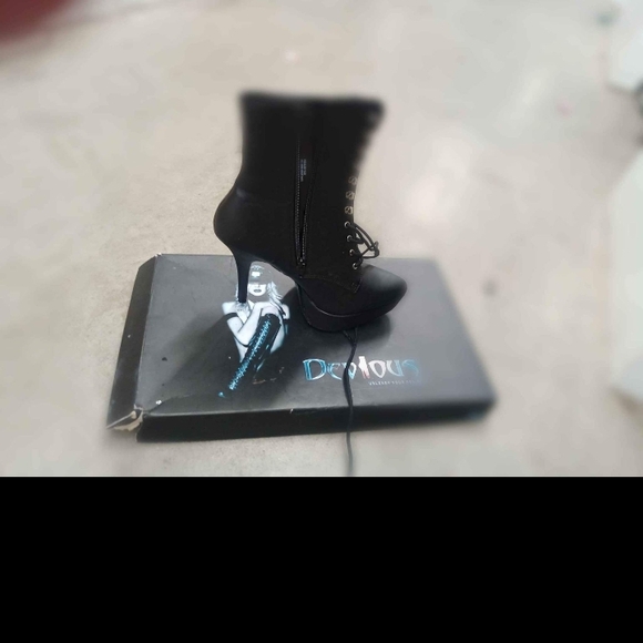 Devious Black and Red Logo Display - Picture 7 of 7